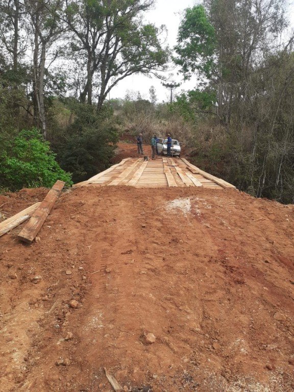 Secretaria de obras melhorando as estradas e pontes, Ponte do Mandassaia , antigo João Jorge  ( Divisa S. Jerônimo da Serra , Matão )