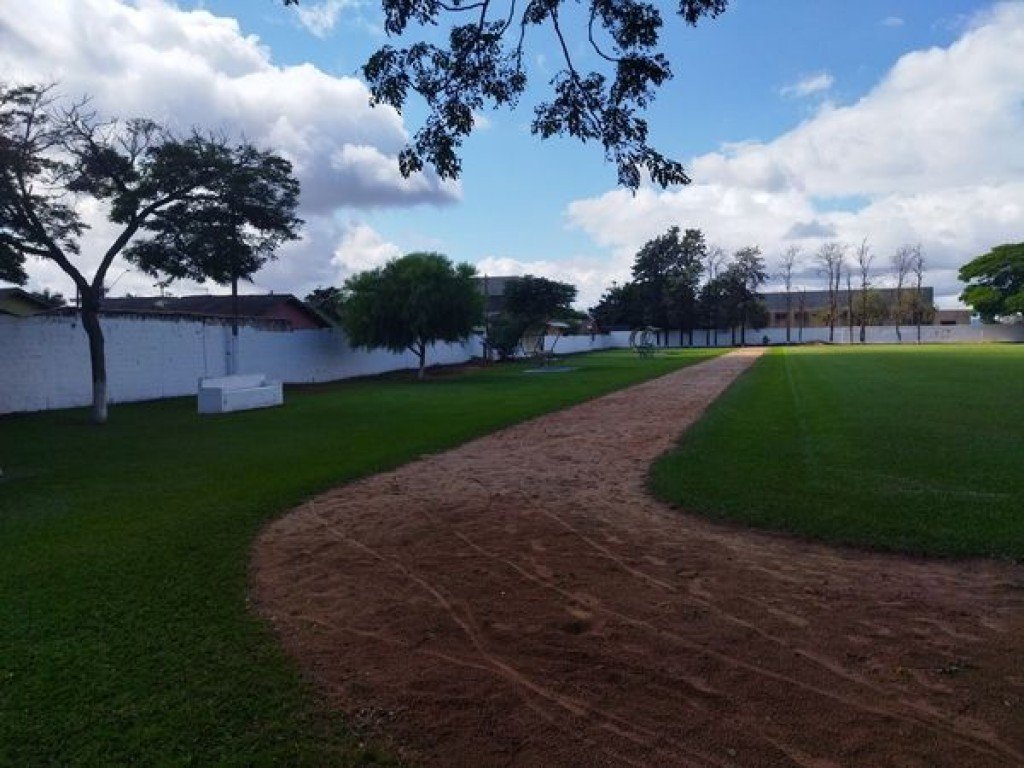 Restauração do Estádio Municipal, com recuperação da estrutura esportiva e gramado